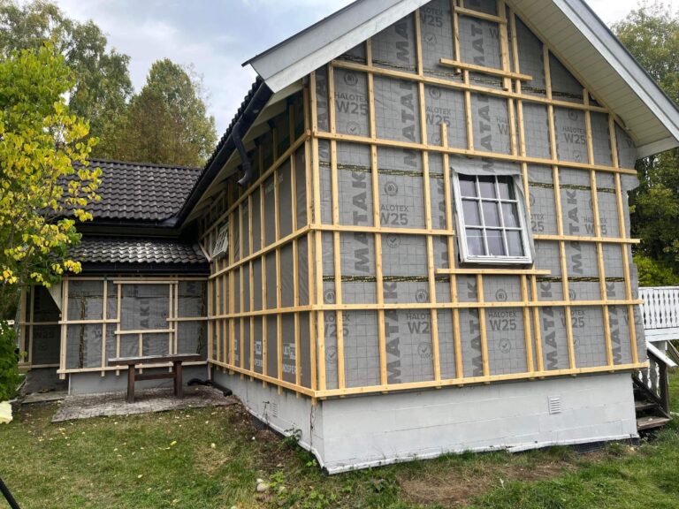 Yttervegg med vindsperre og lekter under fasadearbeid