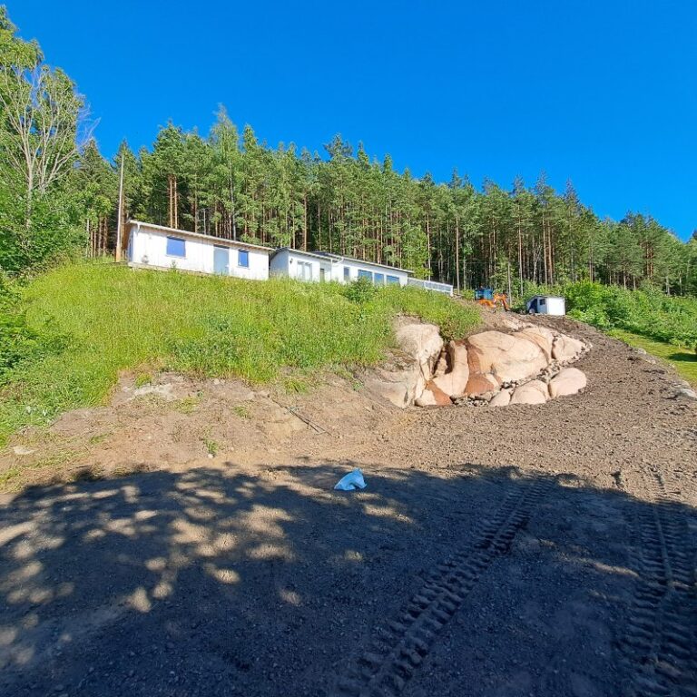Gruslagt og bearbeidet uteområde med terreng og fjell i bakkant